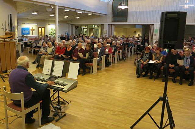 Stor publik i Vasakyrkan lyssnade till Roland Widmark. Foto Dag Magnusson