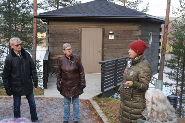 Annika Rydman visar ett av hotellrummen uppe i träden. Foto Dag Magnusson