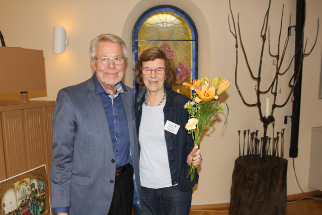 Birgitta Hägglund fick blommor av Willy B. Foto Dag Magnusson