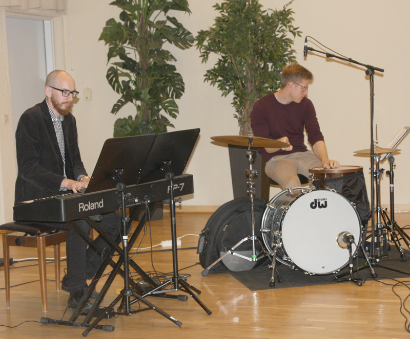 Keyboard och trummor